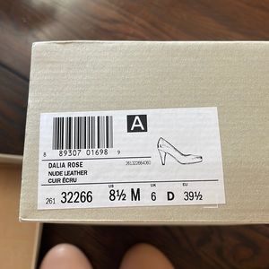 Clarks size 8.5 Dalia Rose Nude Leather pumps